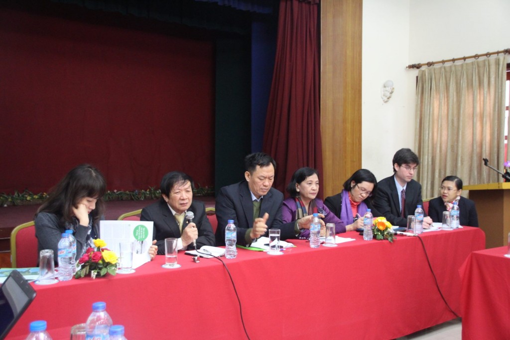 Các khách mời trình bày quan điểm về dự án thủy điện Don Sahong. (Ảnh: PanNature)