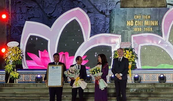 Đại Diện UNESCO Tại Việt Nam Trao Chứng Nhận Khu Dự Trữ Sinh Quyển Thế Giới Kon Hà Nừng Cho đại Diện Chính Phủ Việt Nam Và Tỉnh Gia Lai.